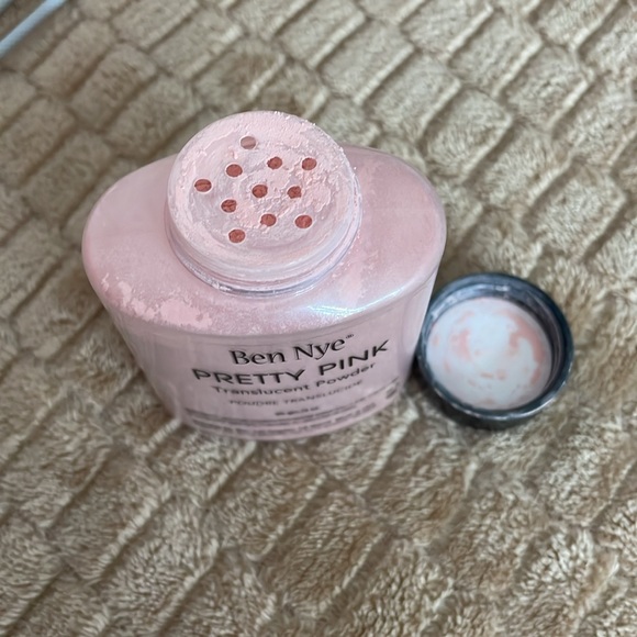 Ben Nye Pretty Pink Setting Powder - Picture 3 of 3
